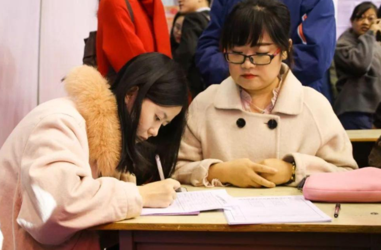 什么工作挣钱快又多还不累 中国最轻松的四大职业